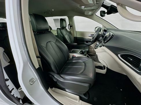 Used 2023 Chrysler Pacifica Touring-L image 36