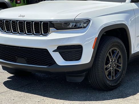 Used 2024 Jeep Grand Cherokee Laredo w/ Luxury Tech Group I AWD/4WD image 8