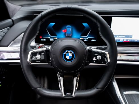 Used 2023 BMW i7 xDrive60 w/ Executive Package 2 image 42