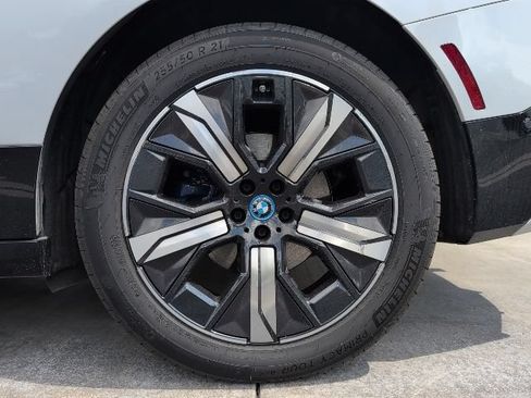 Used 2024 BMW iX xDrive50 w/ Sport Package AWD/4WD image 10