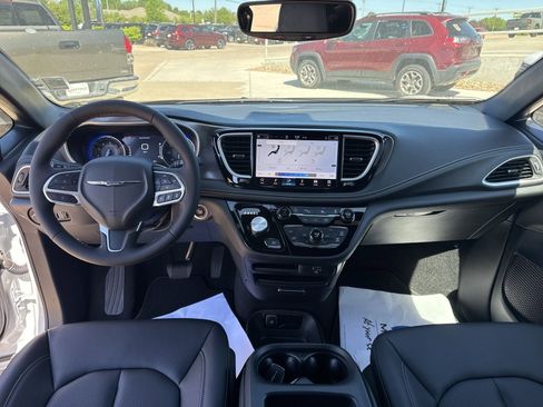 New 2026 Chrysler Pacifica Select AWD/4WD image 31