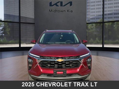 Used 2025 Chevrolet Trax LT w/ LT Convenience Package image 8