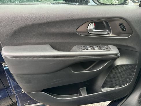 Used 2025 Chrysler Pacifica Select FWD image 18