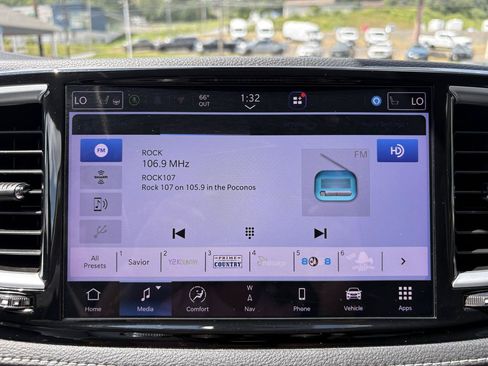Used 2023 Chrysler Pacifica Limited AWD/4WD image 29