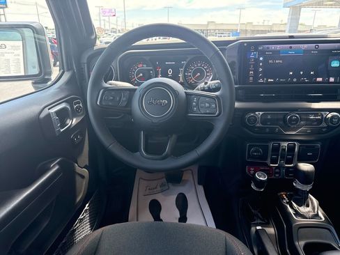 Used 2026 Jeep Wrangler Unlimited Rubicon AWD/4WD image 24