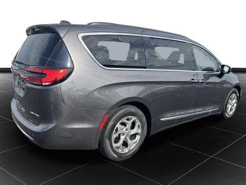Used 2023 Chrysler Pacifica Limited FWD image 5