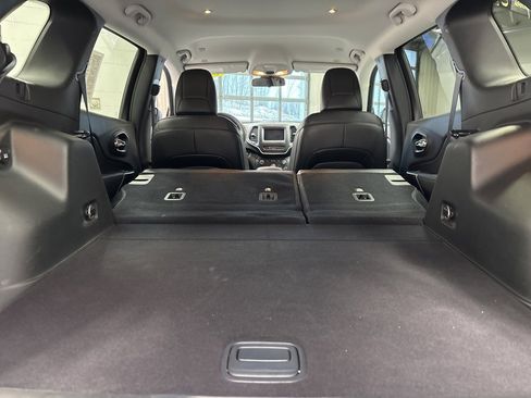 Used 2019 Jeep Cherokee Latitude Plus w/ Cold Weather Group image 36