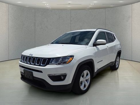 Used 2019 Jeep Compass Latitude w/ Cold Weather Group FWD image 11
