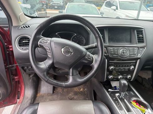 Used 2019 Nissan Pathfinder SL AWD/4WD image 4