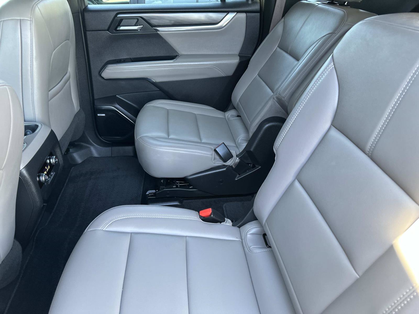 Used 2026 GMC Acadia Elevation w/ Elevation Premium Package FWD image 26