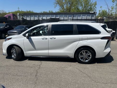 Used 2023 Toyota Sienna Platinum AWD/4WD image 3