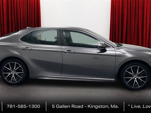 Used 2022 Toyota Camry SE image 3