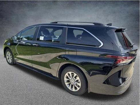 Used 2026 Toyota Sienna XLE FWD image 3