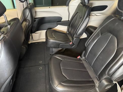 Used 2023 Chrysler Pacifica Touring-L FWD image 20