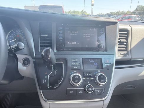 Used 2017 Toyota Sienna XLE w/ XLE Navigation Package FWD image 11