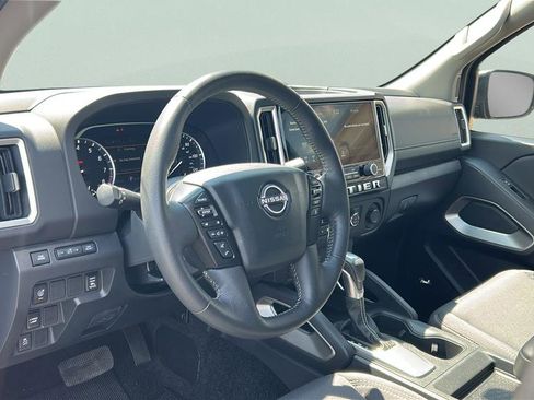 Used 2025 Nissan Frontier SV w/ SV Convenience Package RWD image 11
