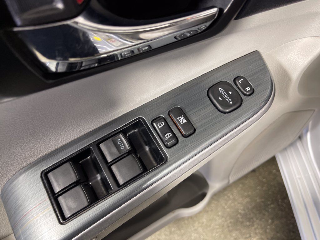 Used 2013 Toyota Camry XLE w/ Leather Pkg FWD image 18