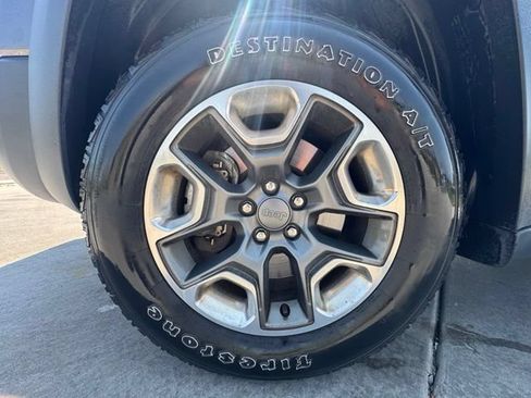 Used 2019 Jeep Cherokee Trailhawk w/ Comfort/Convenience Group AWD/4WD image 35