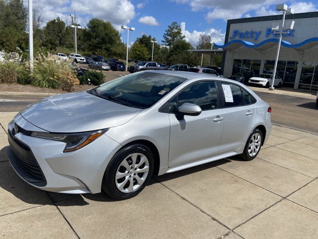 Used 2025 Toyota Corolla LE FWD image 4