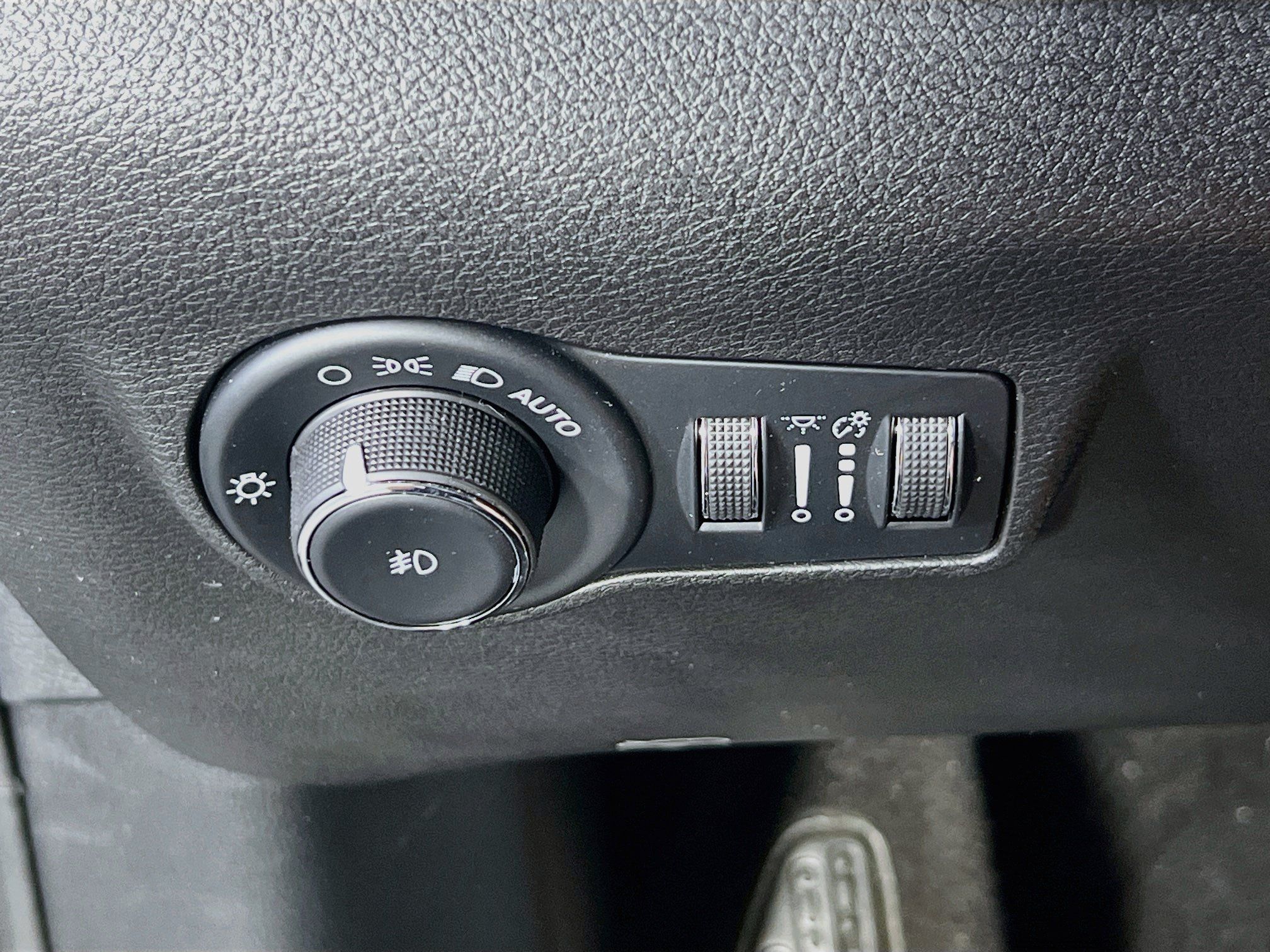 Used 2023 Jeep Compass Latitude w/ Sun and Sound Group AWD/4WD image 10