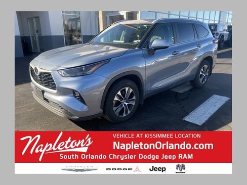 Used 2023 Toyota Highlander XLE image 1