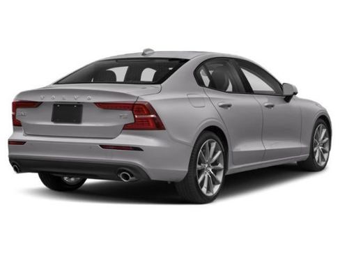 Used 2022 Volvo S60 B5 Momentum w/ Premium Package FWD image 3