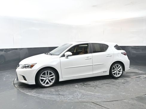 Used 2017 Lexus CT 200h image 2
