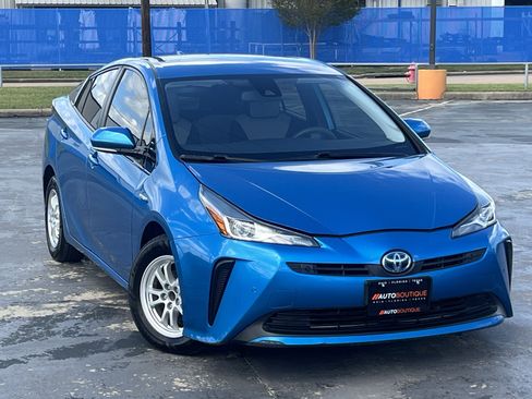 Used 2020 Toyota Prius LE image 3