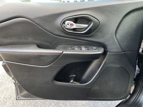 Used 2021 Jeep Cherokee Trailhawk AWD/4WD image 39