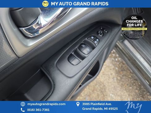 Used 2020 Nissan Pathfinder SL image 11