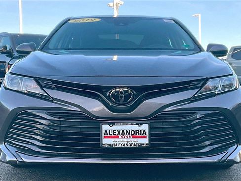 Used 2019 Toyota Camry LE image 3