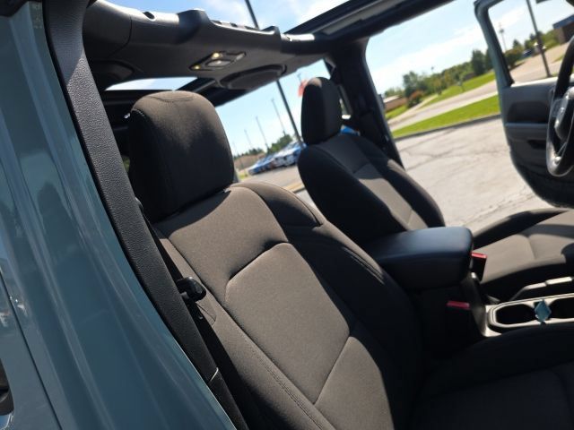 Used 2023 Jeep Wrangler Unlimited w/ Sun & Screen Package AWD/4WD image 32