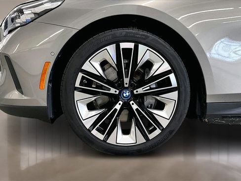 Used 2025 BMW i5 xDrive40 w/ Premium Package image 32