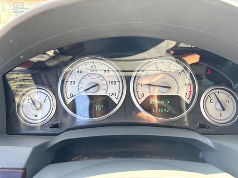Used 2010 Chrysler Town & Country Touring FWD image 18