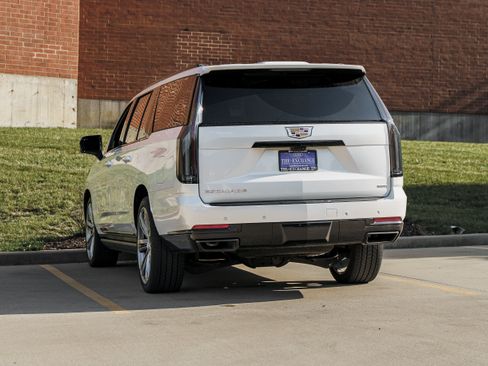 Used 2025 Cadillac Escalade ESV Sport Platinum w/ LPO, Floor Liner Package AWD/4WD image 5