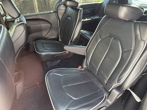 Used 2025 Chrysler Pacifica Limited FWD image 24