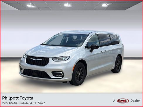 Used 2024 Chrysler Pacifica Touring-L FWD image 1
