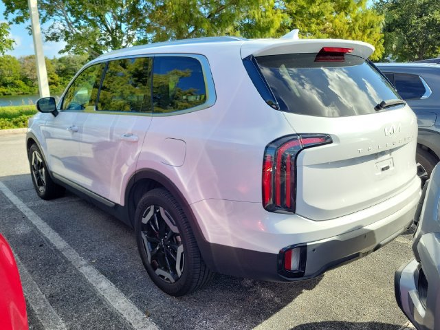 Used 2023 Kia Telluride EX w/ EX Captain's Chair Package FWD image 4