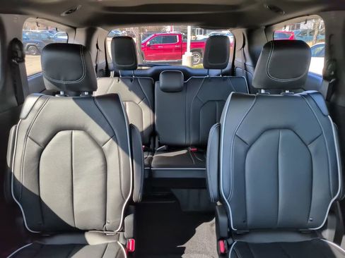 New 2026 Chrysler Pacifica Limited image 31