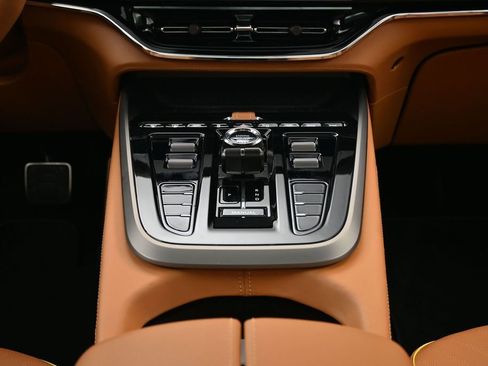 Used 2025 Aston Martin DBX 707 AWD/4WD image 10