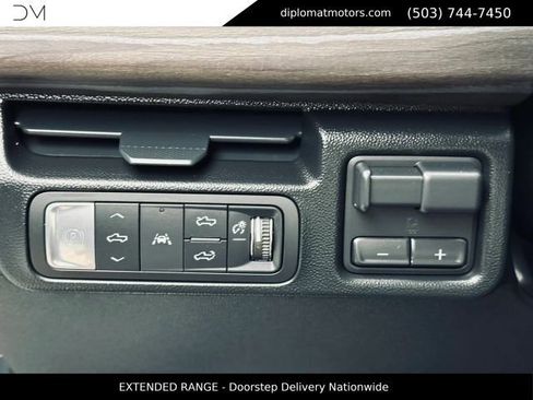 Used 2025 GMC Sierra EV Denali AWD/4WD image 32