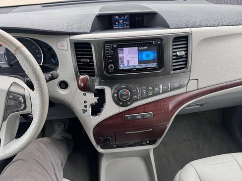 Used 2013 Toyota Sienna Limited image 18