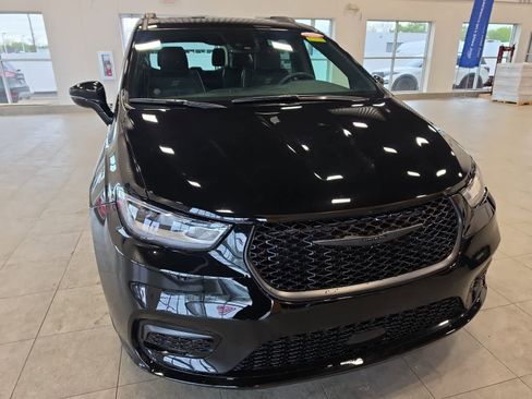 Used 2025 Chrysler Pacifica Limited FWD image 4