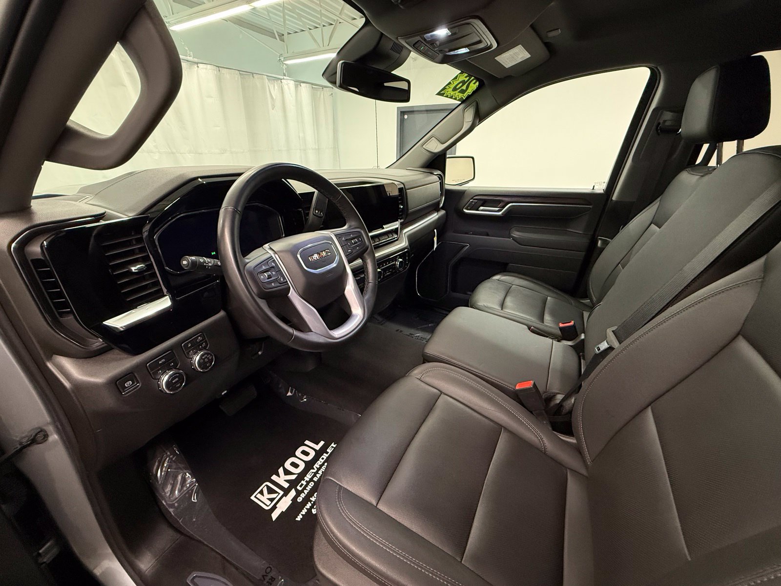 Used 2026 GMC Sierra 1500 SLT AWD/4WD image 11