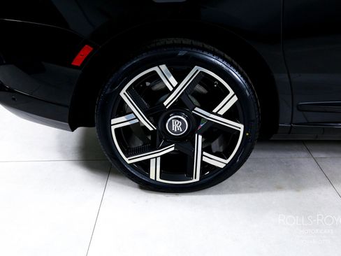 New 2026 Rolls-Royce Cullinan Black Badge image 40