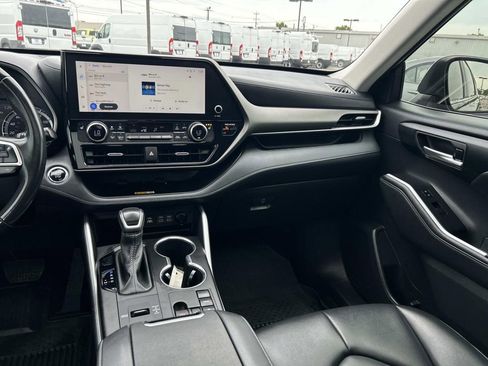 Used 2023 Toyota Highlander XLE FWD image 19