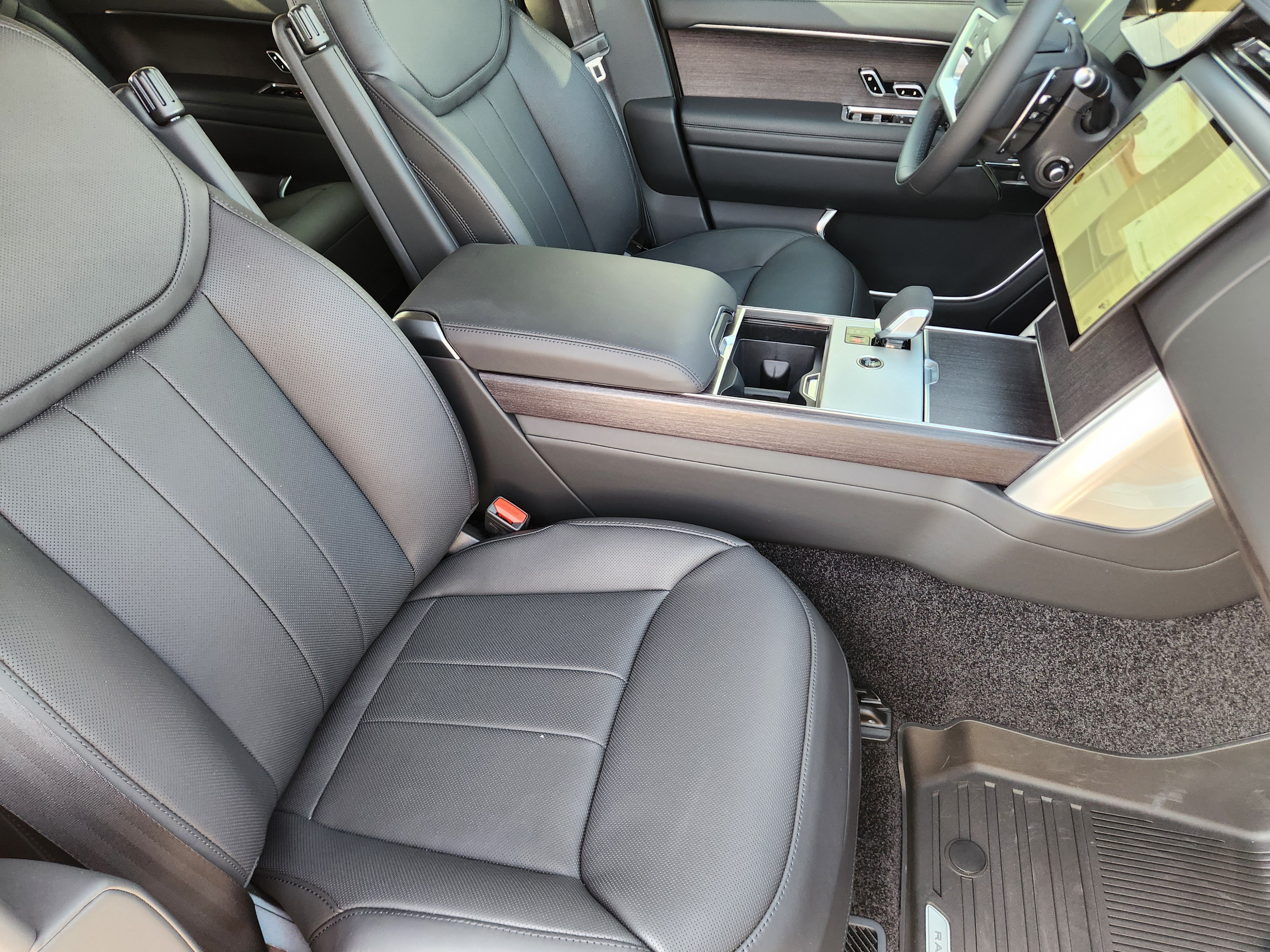 New 2026 Land Rover Range Rover Long Wheelbase SE AWD/4WD image 9