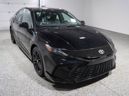 Used 2025 Toyota Camry SE FWD image 5