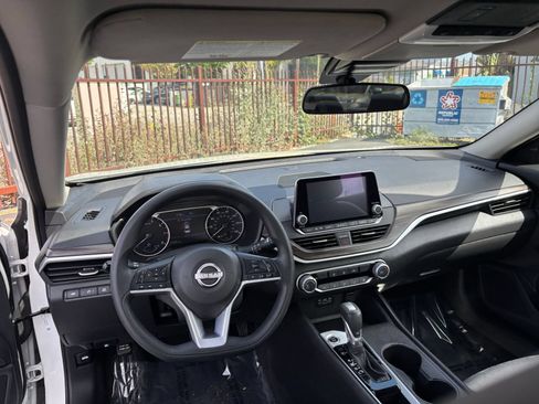 Used 2025 Nissan Altima 2.5 SV FWD image 34