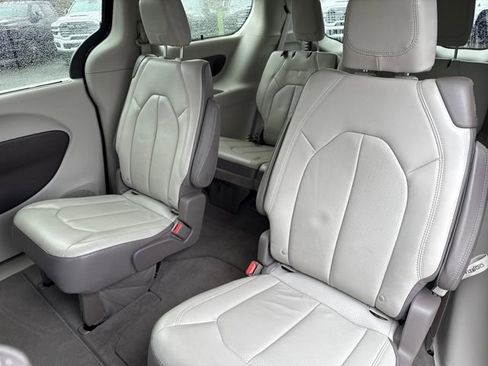 Used 2017 Chrysler Pacifica Touring-L Plus w/ Tire & Wheel Group image 20